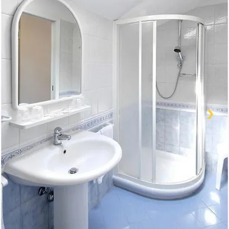 Lucciola Hotel 2*