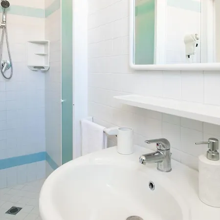 Lucciola Otel 2*